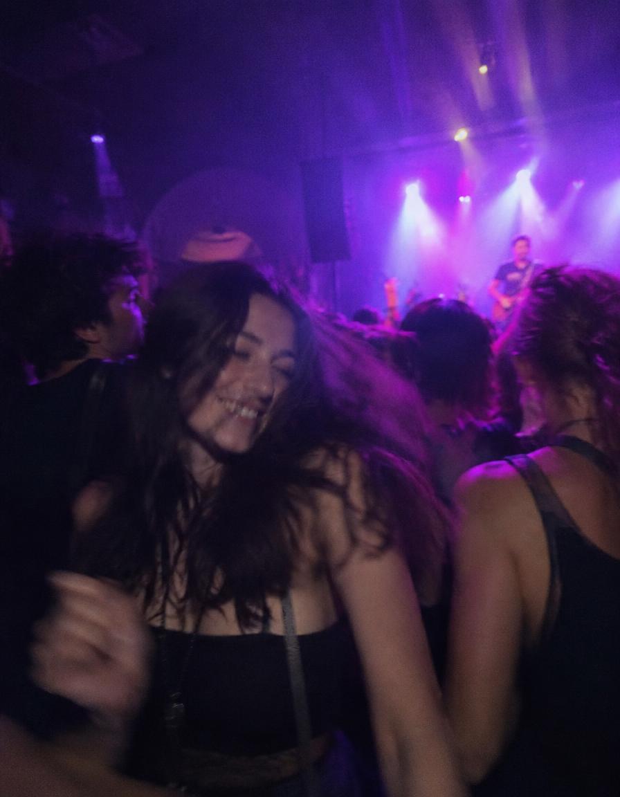 Ragazze che ballano a un concerto